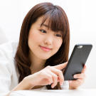スマホを見る女性