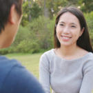 男性の話を聞く女性