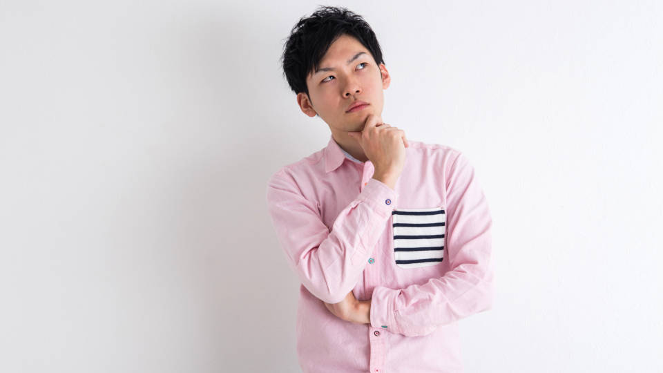 悩む男性