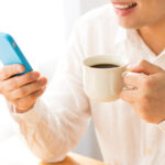 問い合わせする男性