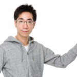 理由を示す男性