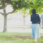 成婚退会して二人で散歩する写真